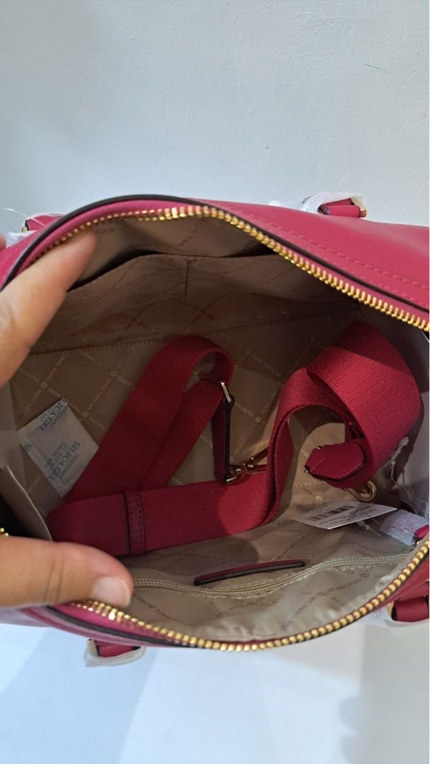 MK med Duffle Original (Category: Luxury Bags & Wallets) located in Quezon City. Submitted by meant_4_u (Listing ID 1323345746, Image 3). Description: 😱On hand Ph and ready to ship 😍 "LAST PRICE posted 👋🏼 😲 Original michael kors medium duffle 🔖Mall price: ₱44,900 ✅ inclusions: Tag, paper bag (limited) 🤗 Guaranteed Original from USA 🤑 MOP: BPI / BDO/ metrobank/ Gcash-gcash transfer #meant_4_u #originalmichaelkorsusa #mk #michaelkorsph.