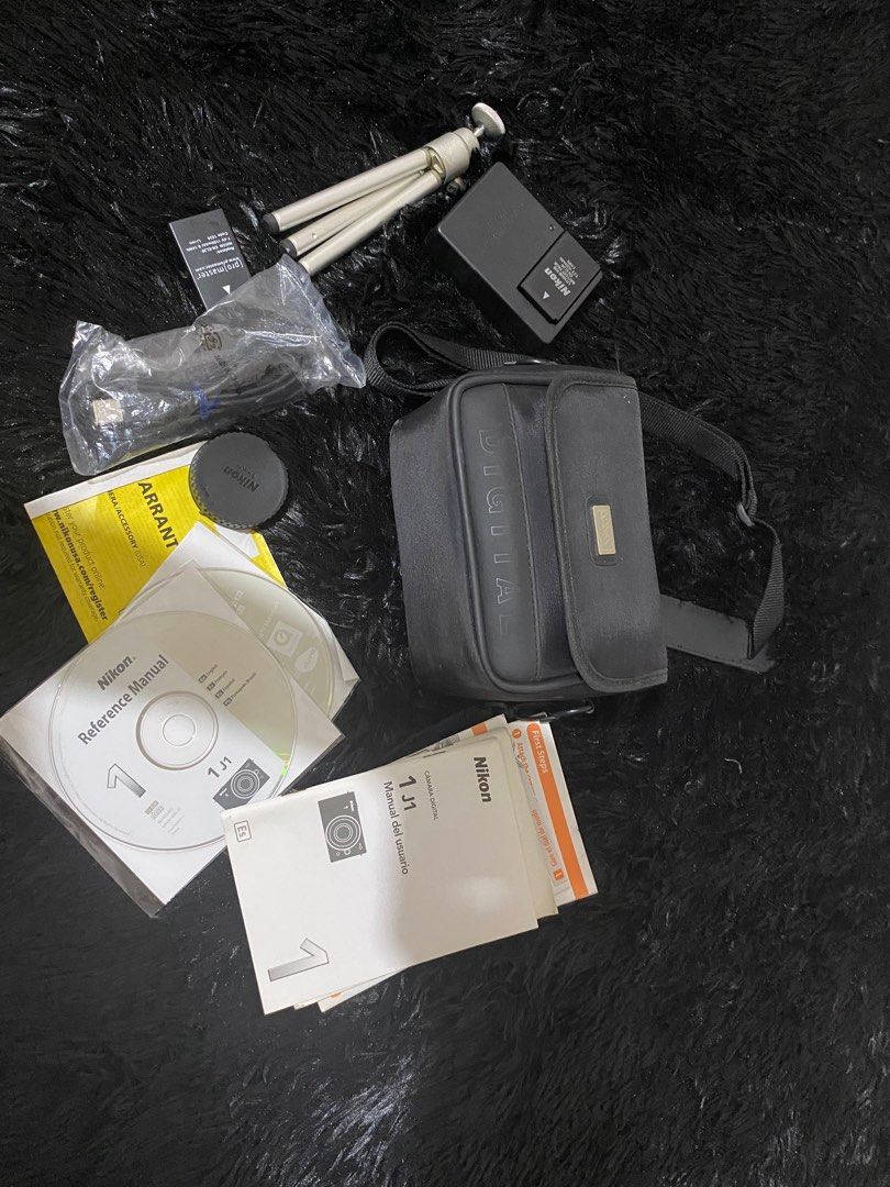 Nikon 1 J1 (Category: Cameras) located in Pasig City. Submitted by fiercemoon_f4c53e (Listing ID 1323351726, Image 3). Description: Complete Set Good as new No issues 100% authentic RF Need Cash Test upon meetup.