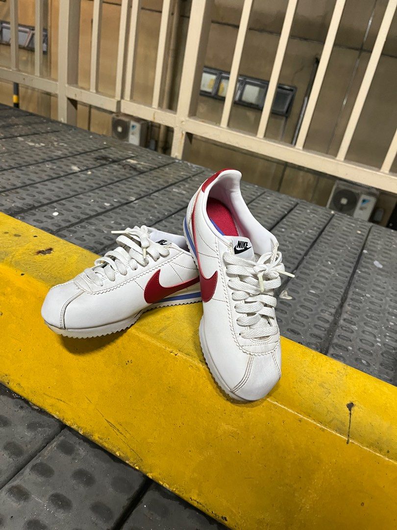 Níke Cortez white sneakers (Category: Sneakers) located in Quezon City. Submitted by neriz37986 (Listing ID 1323283747, Image 2). Description: US 5.5 UK 3 22.5 cm EUR 36.