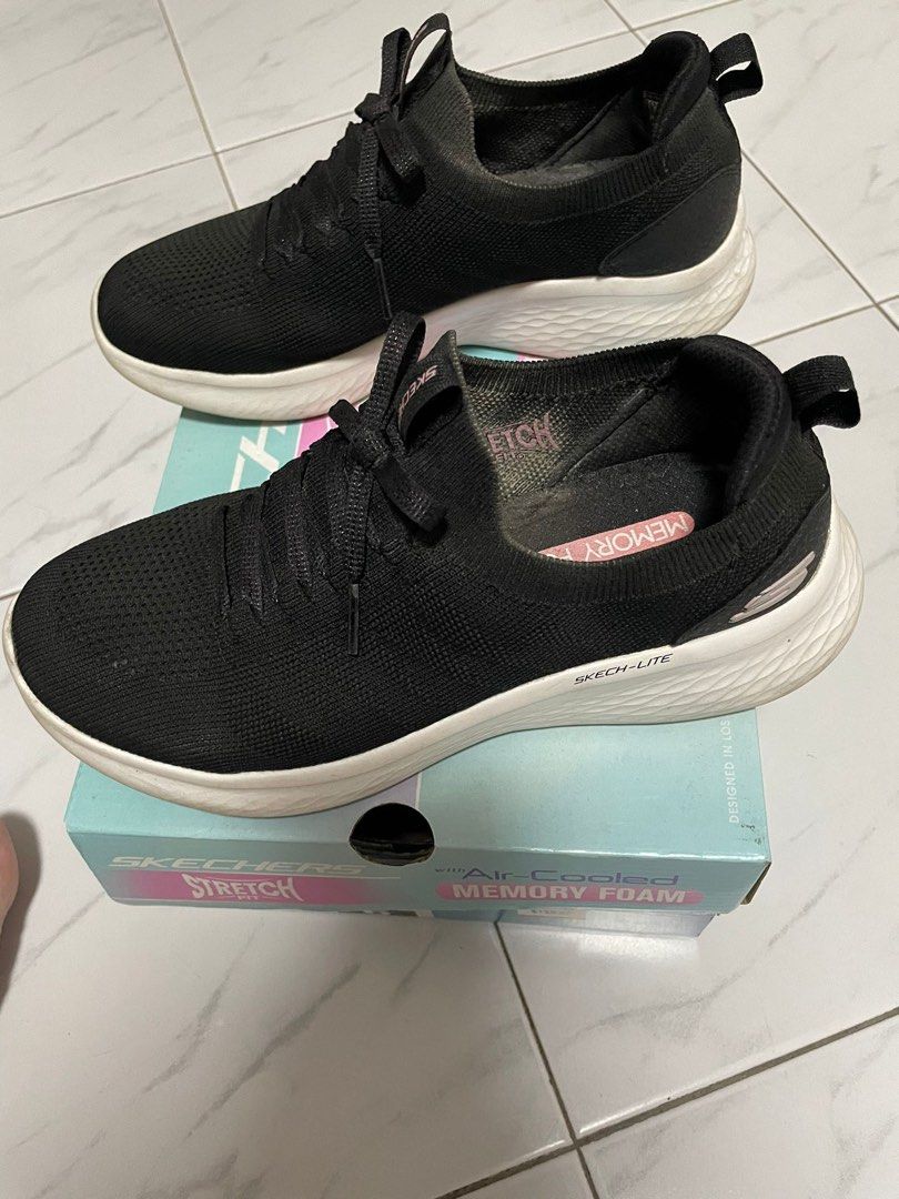 skechers air cooled stretch fit