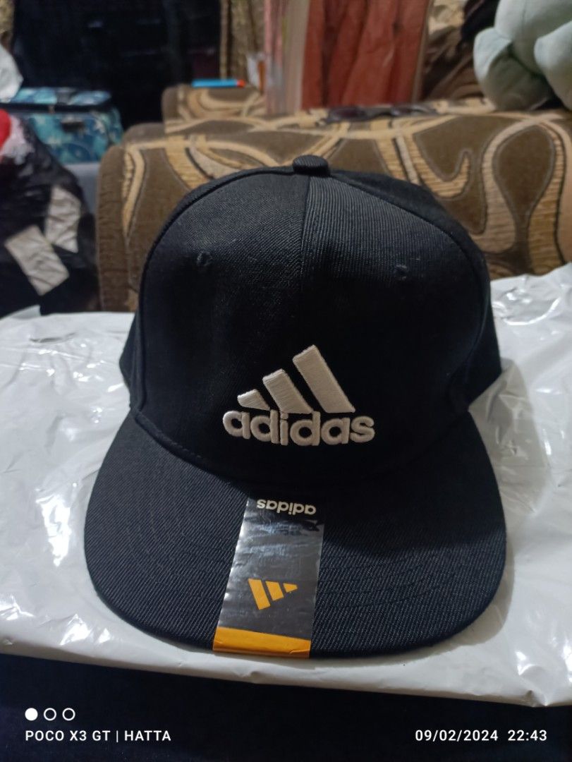 Topi adidas