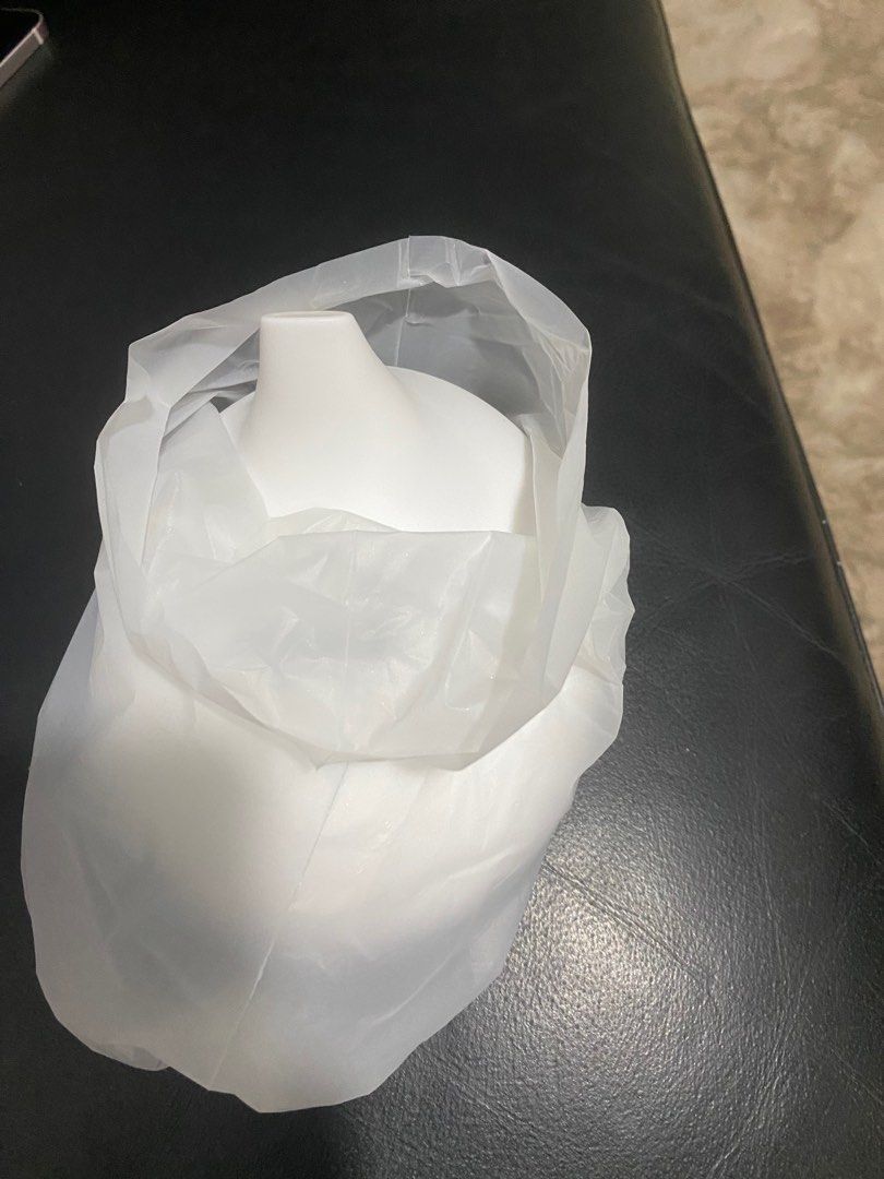 Ultrasonic Diffuser (Category: Other Home Appliances) located in Singapore. Submitted by shirl38 (Listing ID 1323443443, Image 3). Description: Brand New Diffuser with USB charger.