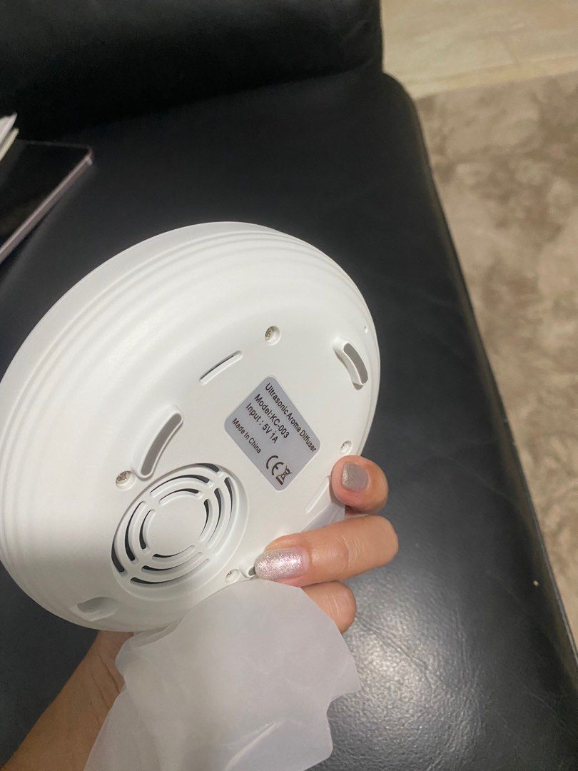 Ultrasonic Diffuser (Category: Other Home Appliances) located in Singapore. Submitted by shirl38 (Listing ID 1323443443, Image 2). Description: Brand New Diffuser with USB charger.