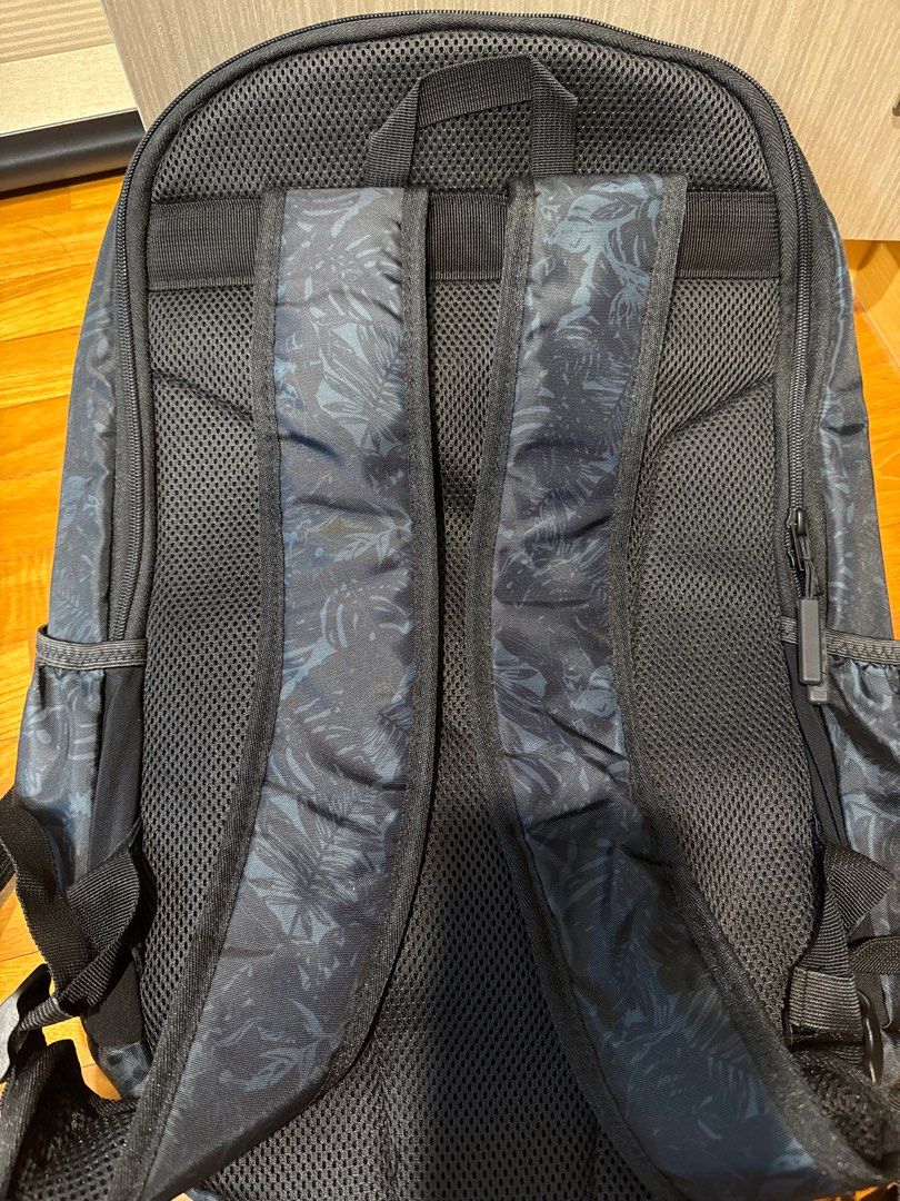 Yonex bag/backpack (Category: Backpacks) located in Singapore. Submitted by poke.pork (Listing ID 1323430708, Image 2). Description: Brand new never use before About length 47cm width 37cm 3 compartments.