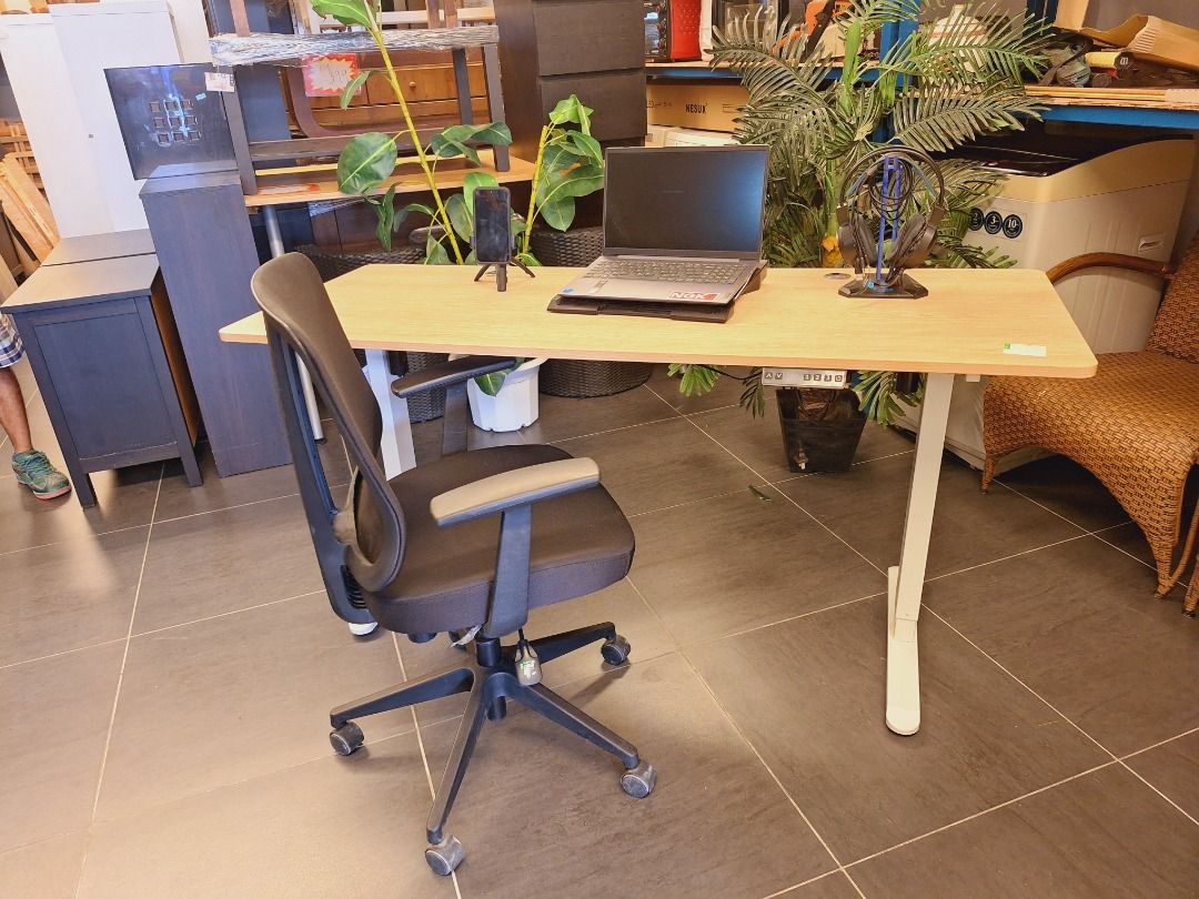 Beech Wood Motorized Standing/Sitting Gaming Desk | Meja Permainan ...