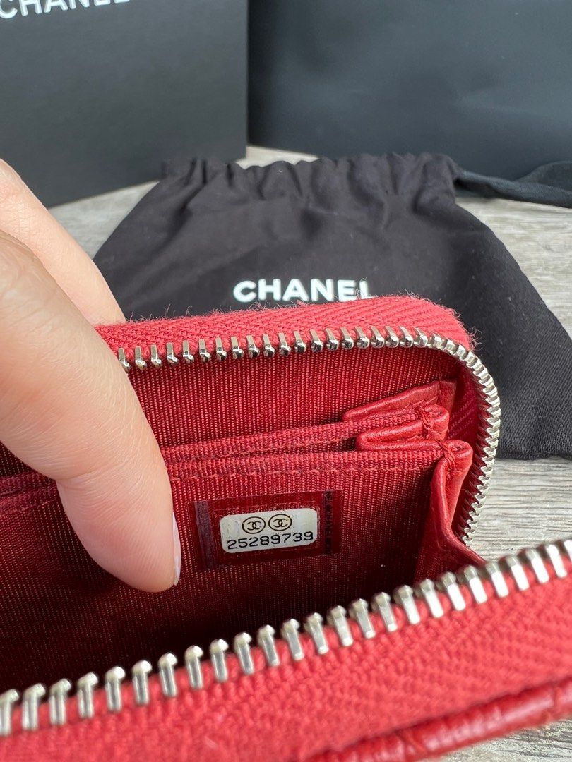 CHANEL Card holder (Category: Luxury Bags & Wallets) located in Manila. Submitted by sidnel (Listing ID 1326650942, Image 2). Description: One of the rare pieces thats made in Spain Rfs: not my type. I have another card holder OTHER SELLER SELL THIS FOR 30K+++.