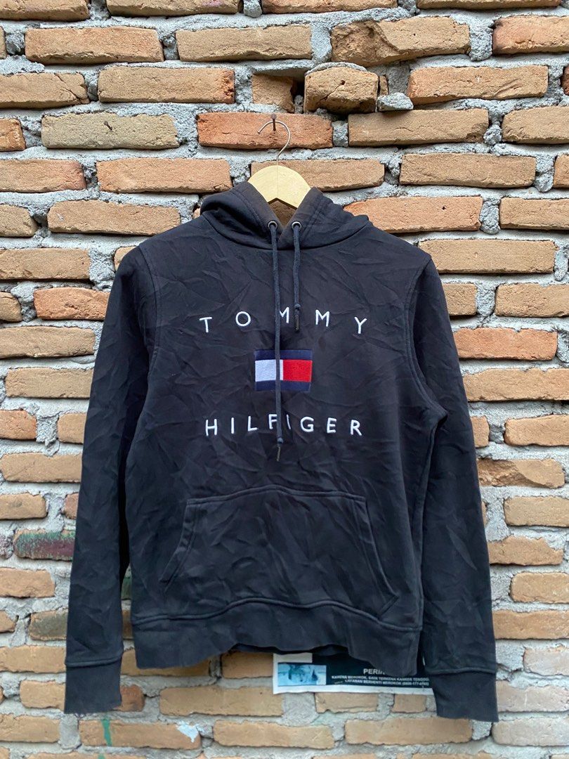 Hoodie Tommy hilfiger, Fesyen Pria, Pakaian Baju Luaran di Carousell