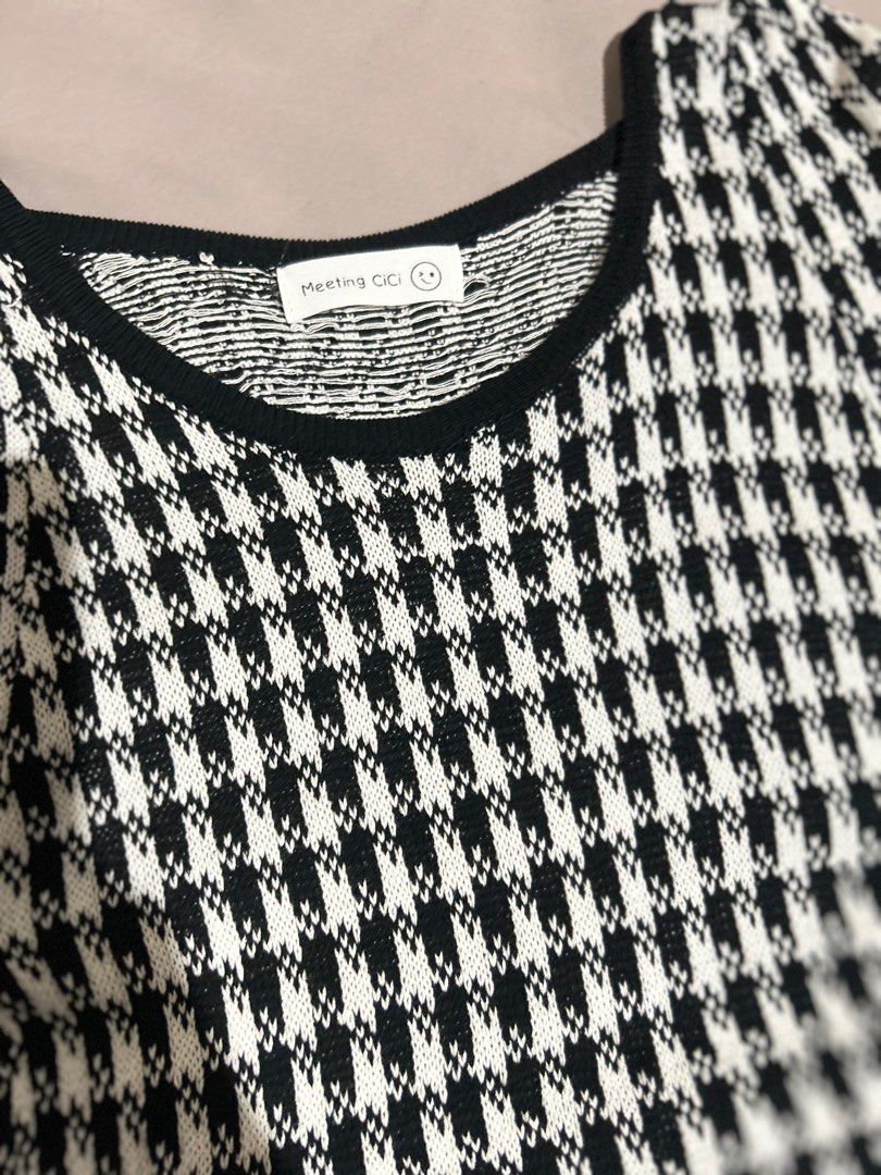 Houndstooth-patterned Knit Crop Top (Category: Blouses) located in Caloocan City. Submitted by escolar (Listing ID 1326635551, Image 3). Description: Used once Few snagged threads .
