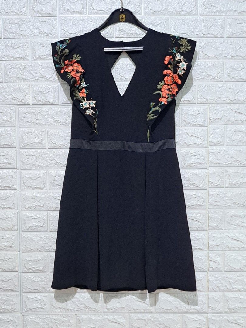 Karen Millen Embroidered Dress LARGE XLARGE Women s Fashion Dresses Sets Dresses on Carousell