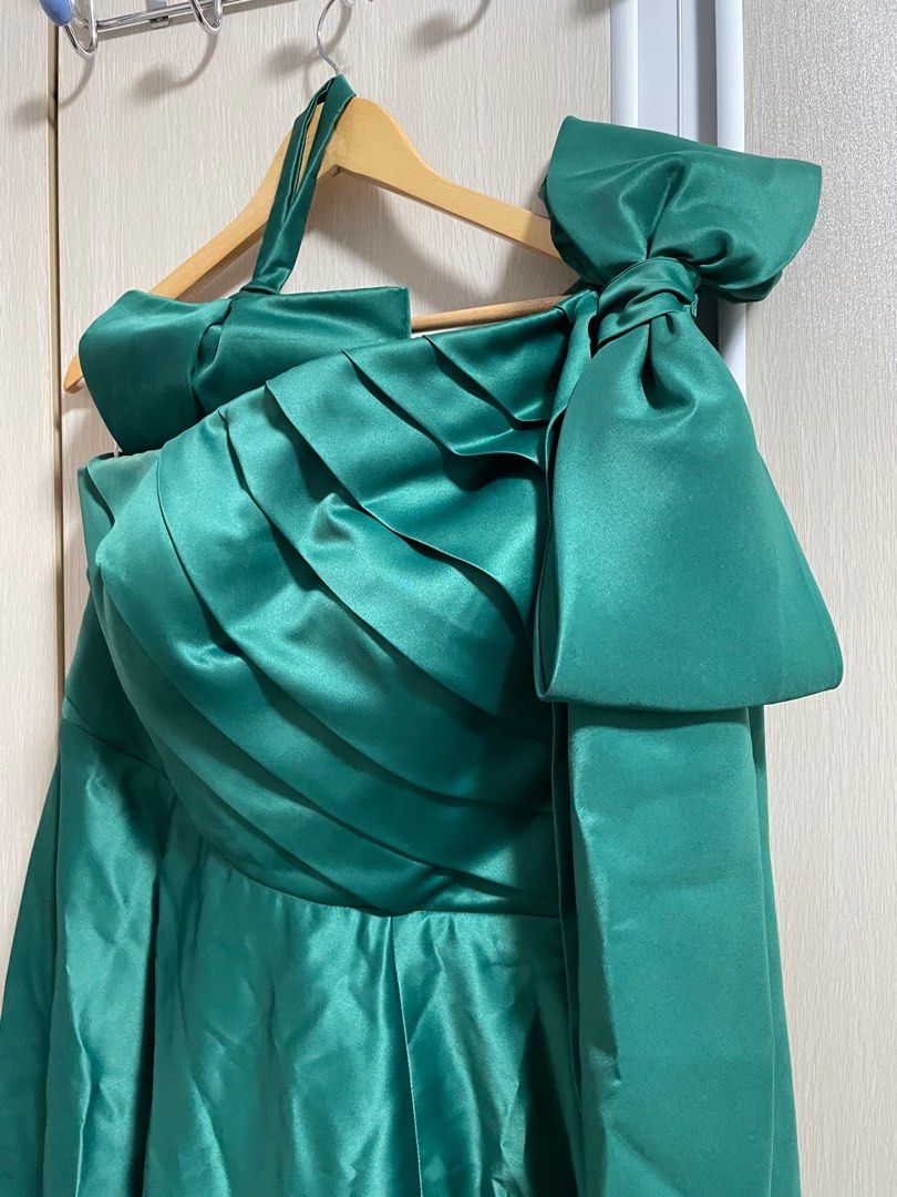 Marrion Chua Customized Bridesmaid Gown (Category: Evening dresses & gowns) located in Manila. Submitted by preloved0805 (Listing ID 1326549818, Image 2). Description: Material: Gazar Have an extra strap that can be worn around the neck (4th photo) Bust: 49cm Waist: 44cm (Dimensions are estimated only. May have difference in actual) .
