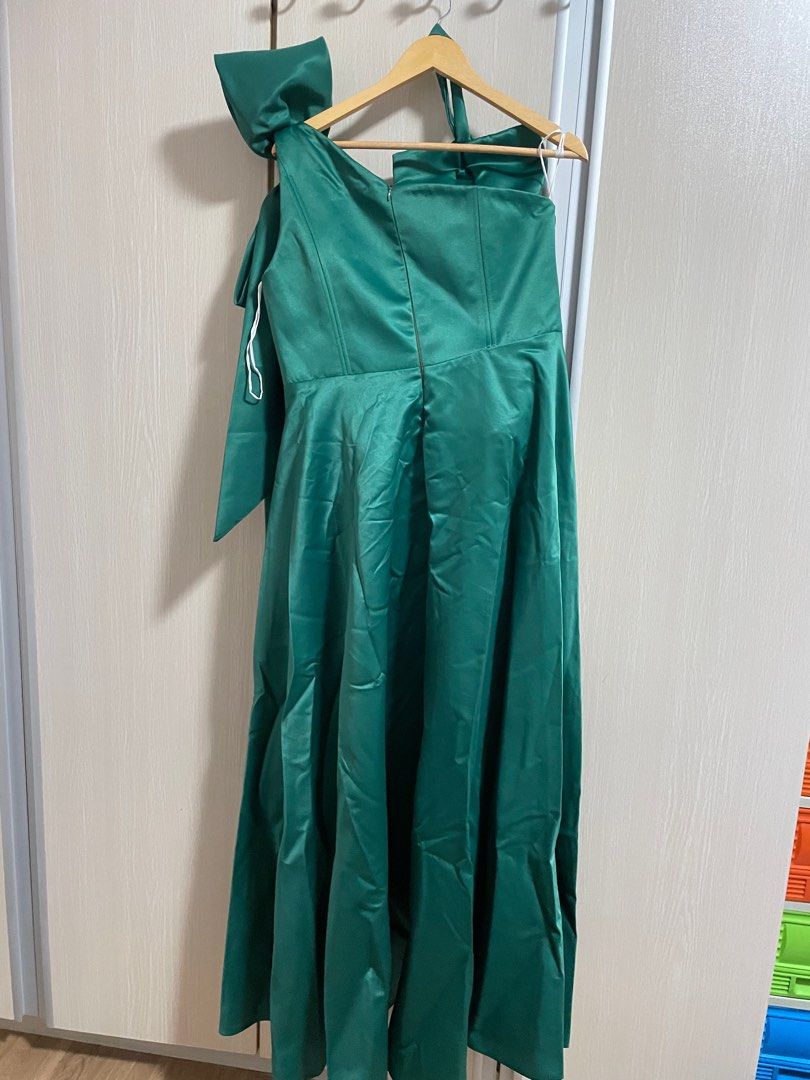 Marrion Chua Customized Bridesmaid Gown (Category: Evening dresses & gowns) located in Manila. Submitted by preloved0805 (Listing ID 1326549818, Image 3). Description: Material: Gazar Have an extra strap that can be worn around the neck (4th photo) Bust: 49cm Waist: 44cm (Dimensions are estimated only. May have difference in actual) .