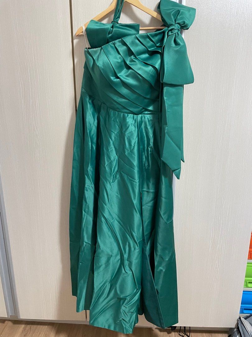 Marrion Chua Customized Bridesmaid Gown (Category: Evening dresses & gowns) located in Manila. Submitted by preloved0805 (Listing ID 1326549818, Image 1). Description: Material: Gazar Have an extra strap that can be worn around the neck (4th photo) Bust: 49cm Waist: 44cm (Dimensions are estimated only. May have difference in actual) .