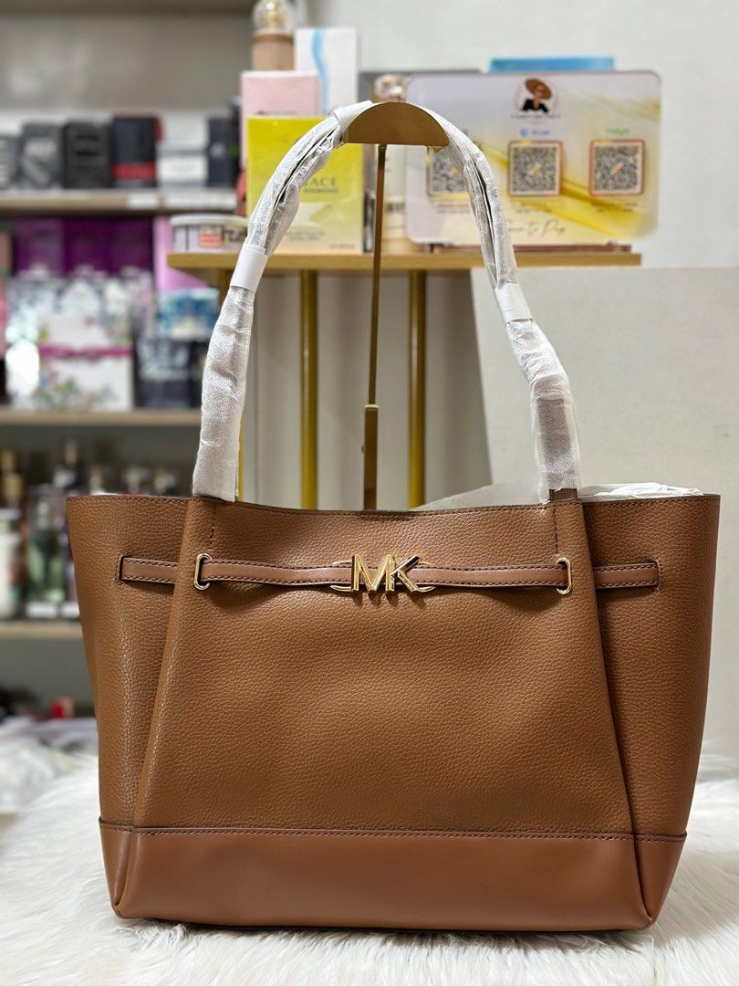 Mk reed tote bag (Category: Luxury Bags & Wallets) located in Baguio. Submitted by dhen12 (Listing ID 1326606543, Image 1). Description: brandnew.