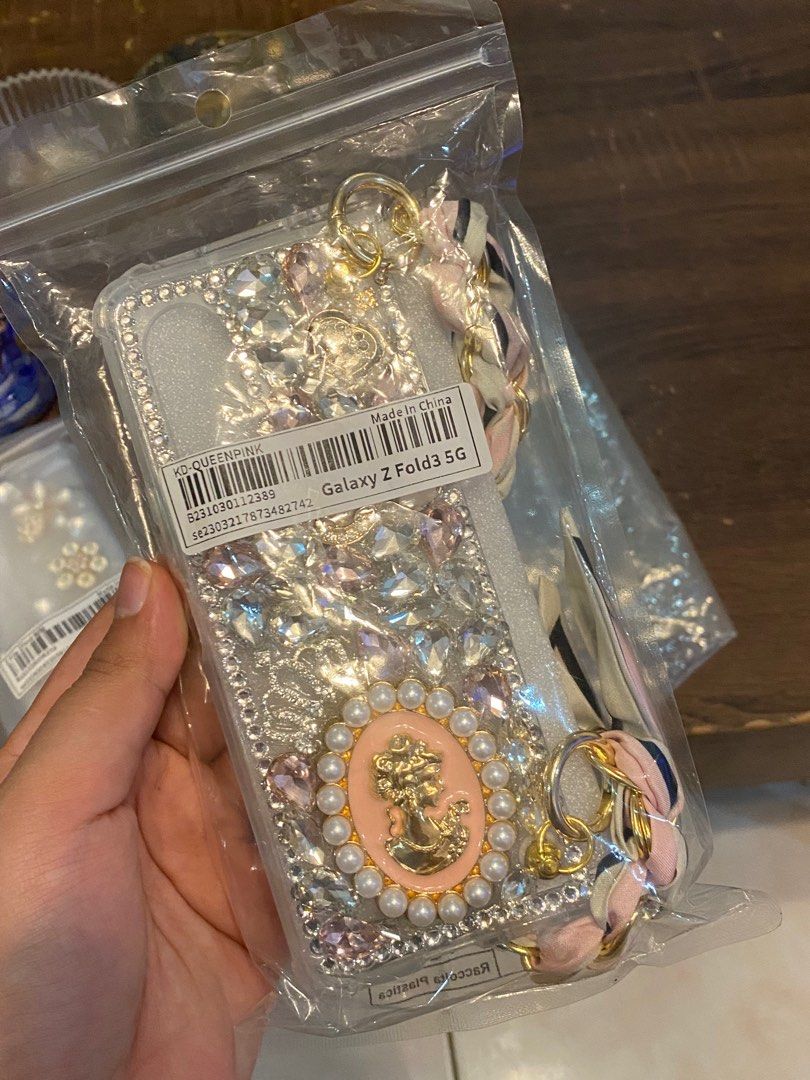 Samsung Galaxy Z Fold 3 Case (Category: Cases & Sleeves) located in Quezon City. Submitted by c6890k (Listing ID 1326573444, Image 2). Description: Bought it on Shein App for 800 plus. 4399 Take All (fixed price) Never been used, high quality yung cases and hindi nag tarnish yung gold sa casing. Rfs: wrong variant.