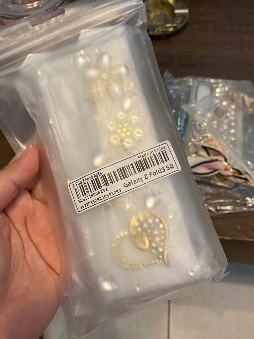 Samsung Galaxy Z Fold 3 Case (Category: Cases & Sleeves) located in Quezon City. Submitted by c6890k (Listing ID 1326573444, Image 3). Description: Bought it on Shein App for 800 plus. 4399 Take All (fixed price) Never been used, high quality yung cases and hindi nag tarnish yung gold sa casing. Rfs: wrong variant.