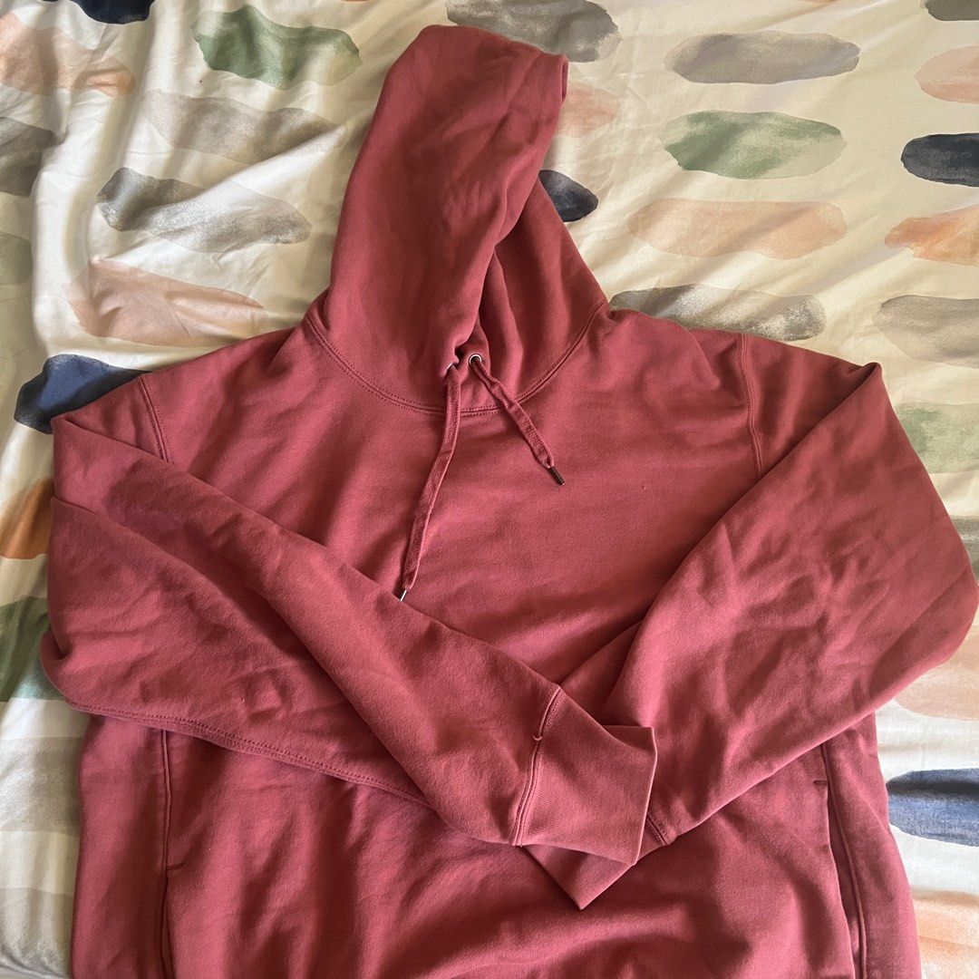 Uniqlo Pullover Hoodie XL (Category: Coats, Jackets and Outerwear) located in Quezon City. Submitted by _lrsbl (Listing ID 1326498746, Image 1). Description: .