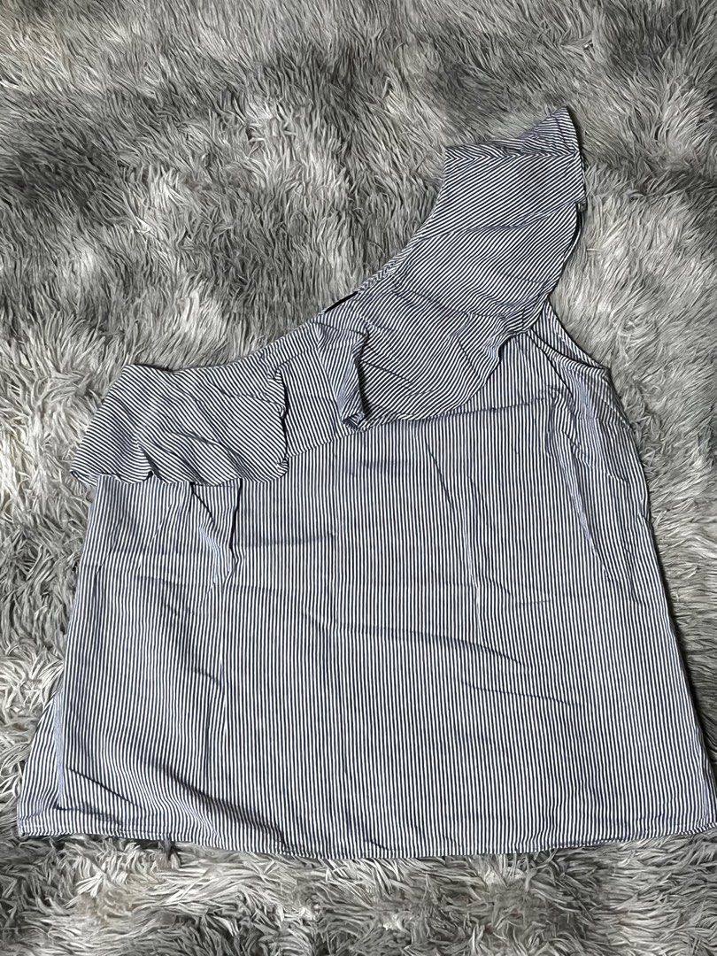 Ann Taylor Casual Plain One Shoulder Ruffle Top (Category: Blouses) located in Roxas. Submitted by lacerna_wears (Listing ID 1326710351, Image 1). Description: RFS: decluttering Finally selling my favorite Nikki-Gil-inspired top. 🥺.