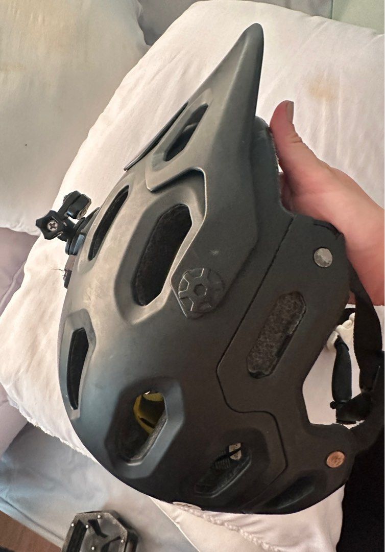 bell helmet L (Category: Bicycles) located in San Jose del Monte. Submitted by mayos.onlineshop (Listing ID 1326702750, Image 2). Description: .