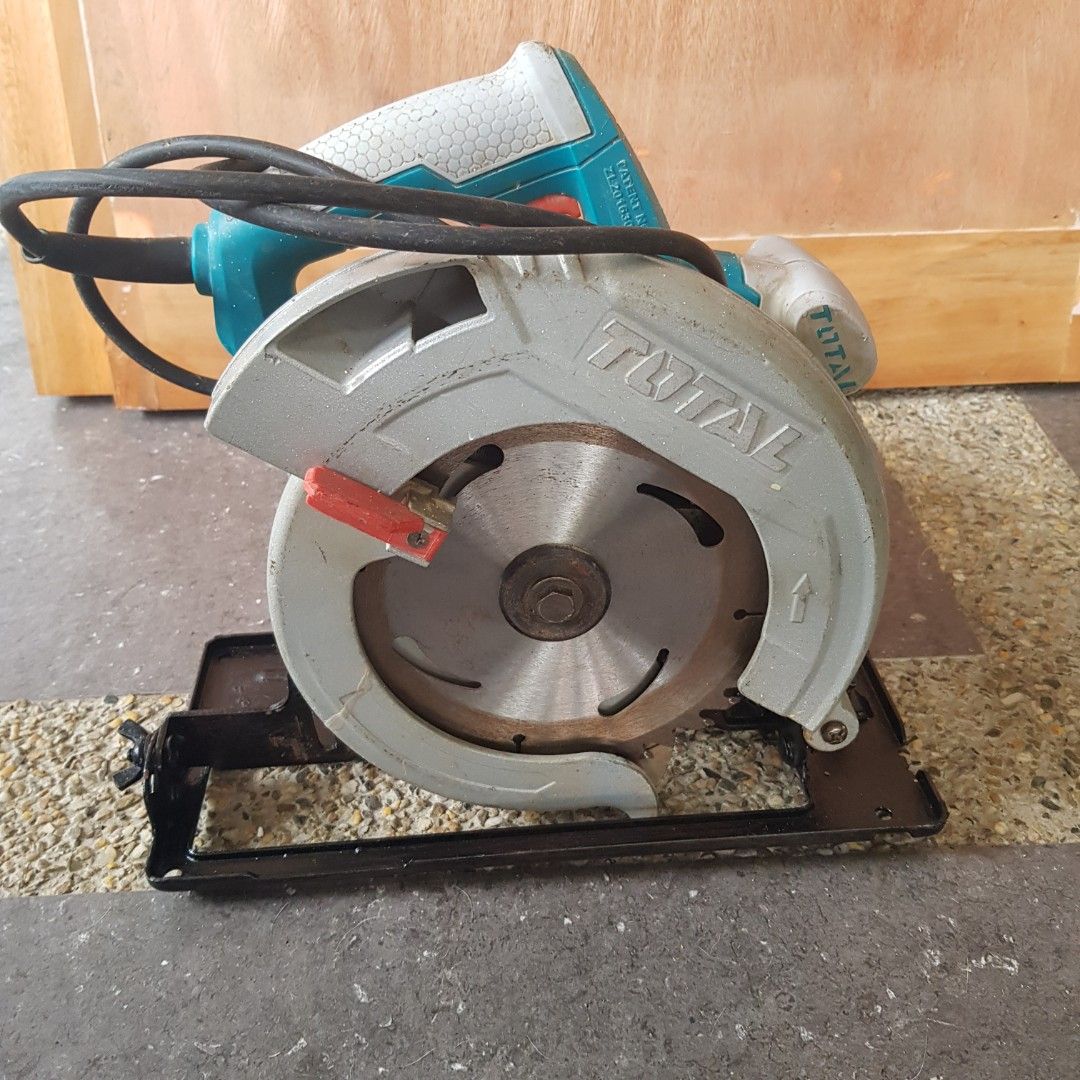 Circular saw Total brand 1400w (Category: Construction Tools & Equipment) located in Caloocan City. Submitted by storediscount (Listing ID 1326689333, Image 1). Description: nasa photo napo yung description lightly used used for house renovation.