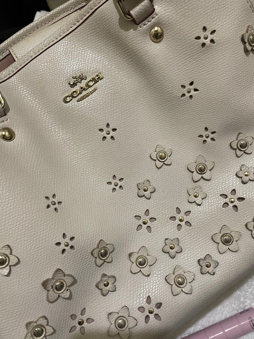 Coach Margot Carry All Tote (Category: Luxury Bags & Wallets) located in Caloocan City. Submitted by shingshang0989 (Listing ID 1326840400, Image 3). Description: original coach no sling included check pics for minimal flaws 10k pa pricing ng mga 2nd hand na ganto 👌.