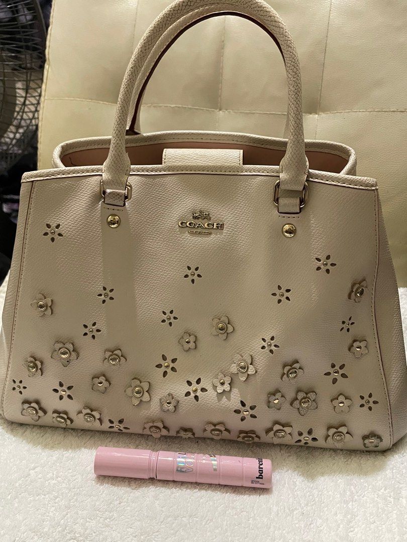 Coach Margot Carry All Tote (Category: Luxury Bags & Wallets) located in Caloocan City. Submitted by shingshang0989 (Listing ID 1326840400, Image 1). Description: original coach no sling included check pics for minimal flaws 10k pa pricing ng mga 2nd hand na ganto 👌.
