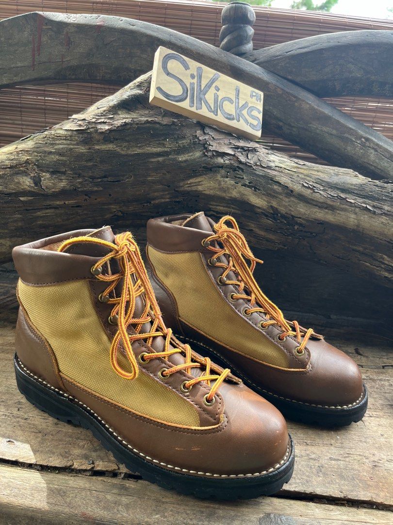 Danner Light 30440 khaki color 9EE (Category: Boots) located in La Trinidad. Submitted by sikicksforlife (Listing ID 1326788448, Image 3). Description: 9EE , fits 9.5 to 10 mens In good condition No box We ship nationwide DM for more details Thank you 😊 .