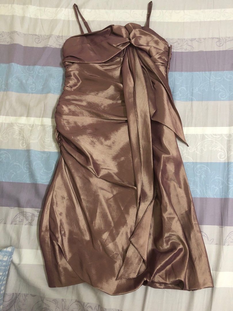 Selling low!! Elegant gown (Category: Evening dresses & gowns) located in Manila. Submitted by let21 (Listing ID 1326765254, Image 1). Description: Condition: 10/10 Used only once - wedding Pedeng pang soirée / prom or graduation dress 😊.