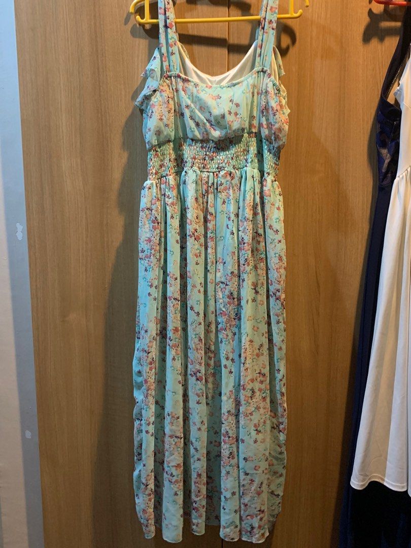 Floral Blue Dress (Category: Dresses) located in Manila. Submitted by cmco00 (Listing ID 1326780205, Image 2). Description: - 26in waist hindi pa na stretch - 40in waist stretch max - 49 inch length - Minor issue may butas sa gilid pero fixable po .