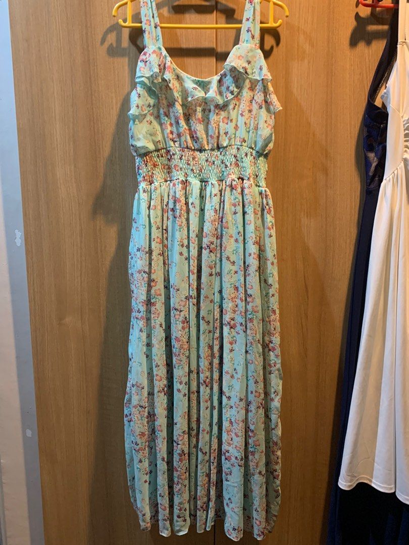 Floral Blue Dress (Category: Dresses) located in Manila. Submitted by cmco00 (Listing ID 1326780205, Image 1). Description: - 26in waist hindi pa na stretch - 40in waist stretch max - 49 inch length - Minor issue may butas sa gilid pero fixable po .