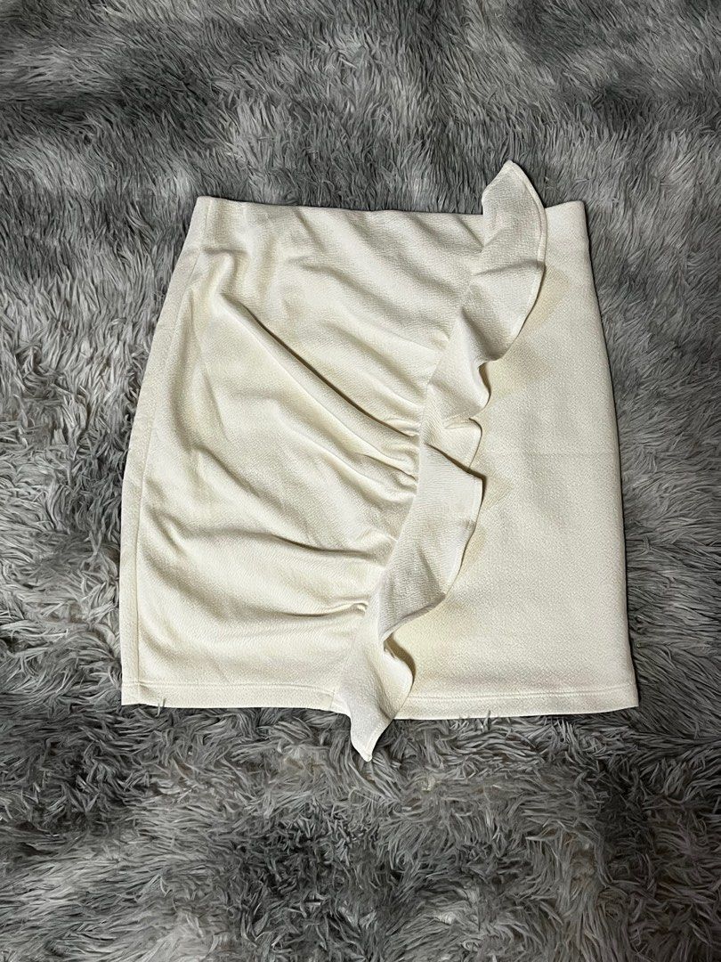 Folded & Hung Short White Pencil Skirt (Category: Skirts) located in Roxas. Submitted by lacerna_wears (Listing ID 1326708257, Image 1). Description: RFS: decluttering Nice when worn. Please check slides 4 and 5 for almost not noticeable issues..