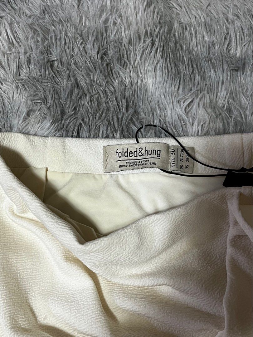 Folded & Hung Short White Pencil Skirt (Category: Skirts) located in Roxas. Submitted by lacerna_wears (Listing ID 1326708257, Image 3). Description: RFS: decluttering Nice when worn. Please check slides 4 and 5 for almost not noticeable issues..