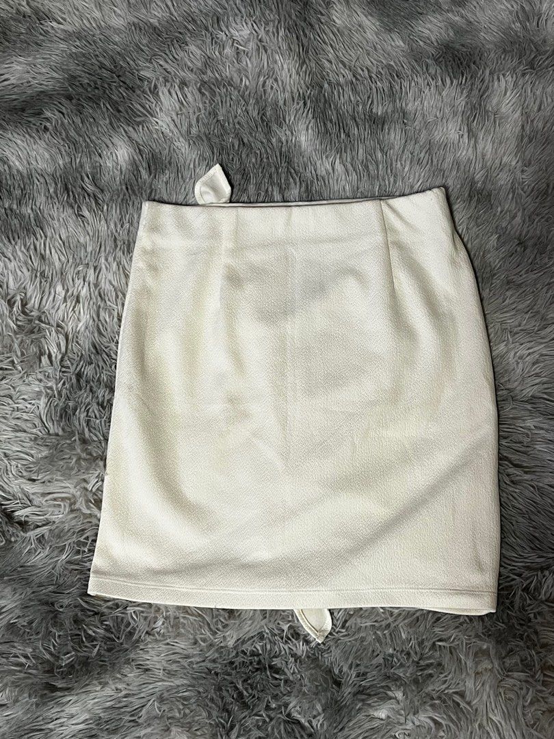 Folded & Hung Short White Pencil Skirt (Category: Skirts) located in Roxas. Submitted by lacerna_wears (Listing ID 1326708257, Image 2). Description: RFS: decluttering Nice when worn. Please check slides 4 and 5 for almost not noticeable issues..