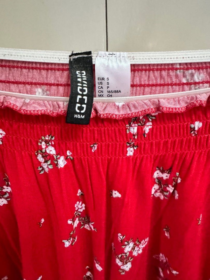 H&M Off shoulder floral sleeved top (Category: Blouses) located in Quezon City. Submitted by sa_cci (Listing ID 1326764978, Image 2). Description: H&M Off shoulder floral sleeved top S-M.