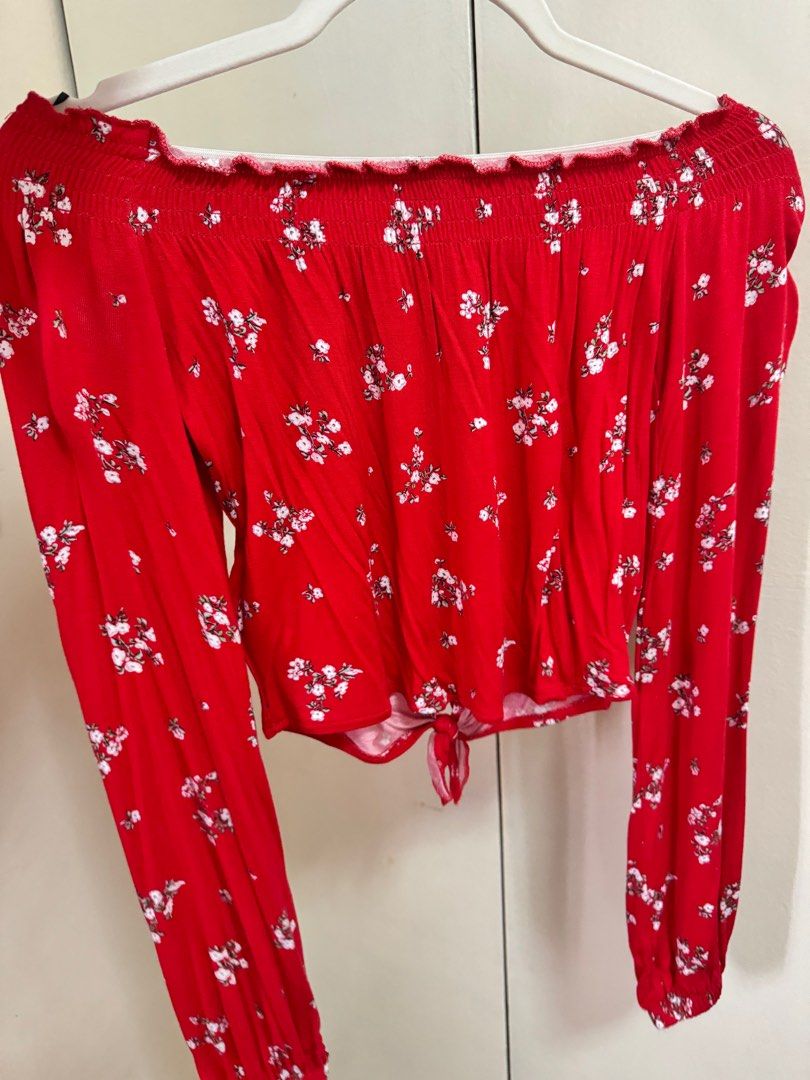 H&M Off shoulder floral sleeved top (Category: Blouses) located in Quezon City. Submitted by sa_cci (Listing ID 1326764978, Image 1). Description: H&M Off shoulder floral sleeved top S-M.