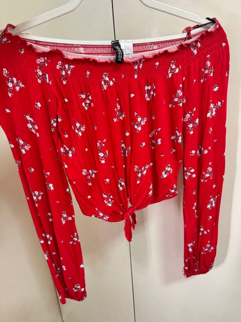 H&M Off shoulder floral sleeved top (Category: Blouses) located in Quezon City. Submitted by sa_cci (Listing ID 1326764978, Image 3). Description: H&M Off shoulder floral sleeved top S-M.