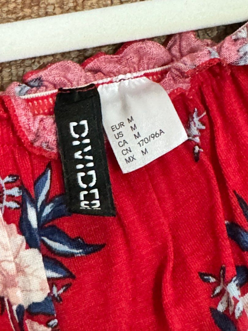 H&M Off shoulder floral top (Category: Blouses) located in Quezon City. Submitted by sa_cci (Listing ID 1326765122, Image 2). Description: Crop top S-M.