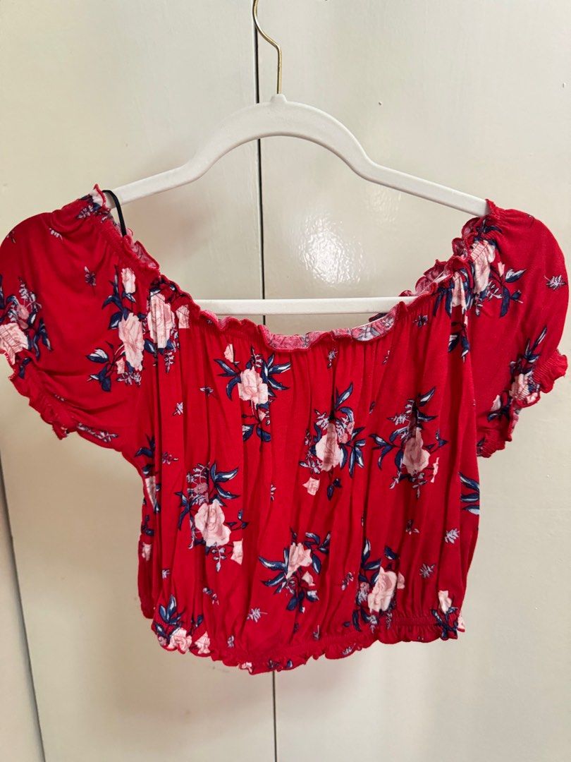 H&M Off shoulder floral top (Category: Blouses) located in Quezon City. Submitted by sa_cci (Listing ID 1326765122, Image 3). Description: Crop top S-M.