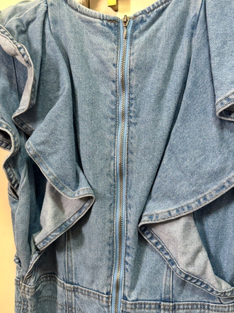 H&M Ruffled Sleeve Denim Dress (Category: Dresses) located in Quezon City. Submitted by sa_cci (Listing ID 1326752972, Image 3). Description: ₱350 XS-S With 2 side pockets Used Once.
