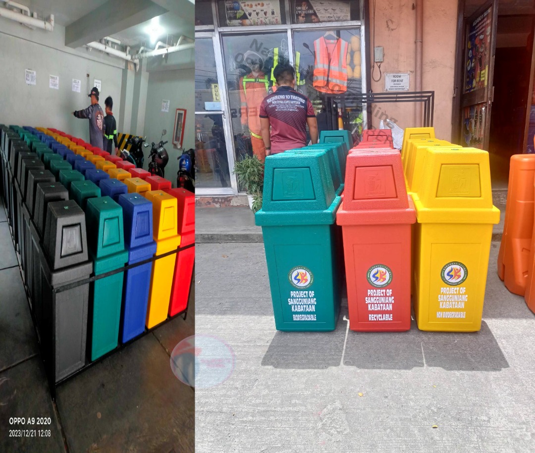 Hooded Trash bin Segregation 556, Furniture & Home Living, Cleaning ...