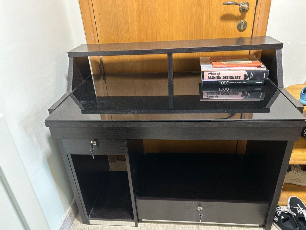 Multipurpose table (Category: Tables & Sets) located in Singapore. Submitted by bluedragon7 (Listing ID 1326692872, Image 1). Description: .