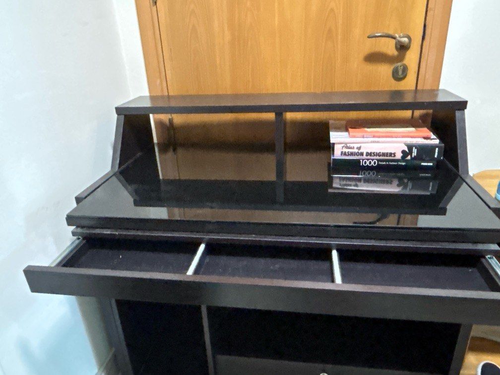 Multipurpose table (Category: Tables & Sets) located in Singapore. Submitted by bluedragon7 (Listing ID 1326692872, Image 3). Description: .