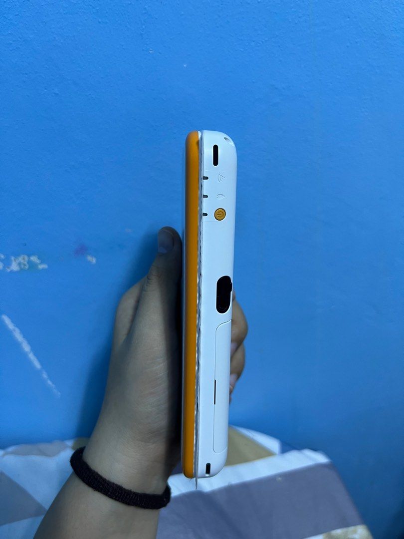 New Nintendo 2DS XL Orange + White [Mario Kart 7 Bundle] in