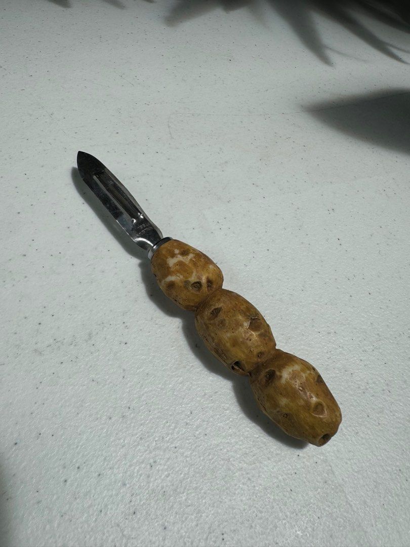 One piece peeler (Category: Knives & Chopping Boards) located in Davao. Submitted by parteawares2 (Listing ID 1326738105, Image 1). Description: One piece unique handle potato style peeler .