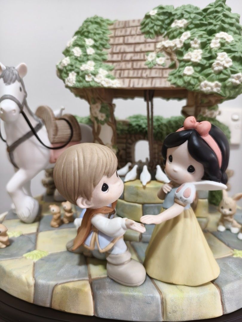 Precious Moments Snow White Disney Showcase Master piece