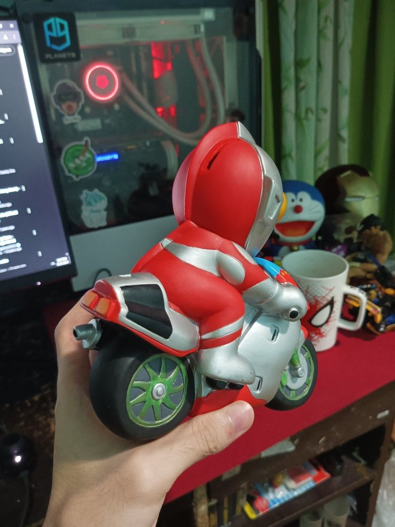 Ultraman Coin Bank (Category: Figurines & Statues) located in Baguio. Submitted by thrifteazy (Listing ID 1326802048, Image 3). Description: wysiwyg issue:nkaangat lang bahagya ung cover sa ilalim, maayos pa po yan location:Baguio City.
