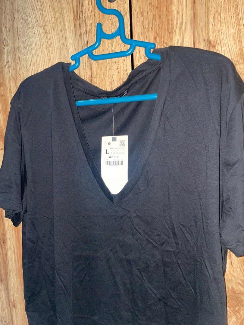 Zara V-neck shirt (Category: Shirts) located in Quezon City. Submitted by kay0821 (Listing ID 1326767522, Image 1). Description: Zara V-neck Shirt Sizes: L-XL MOP: Gcash Maya Bank Transfer MOD: Lalamove J&T Grab express .
