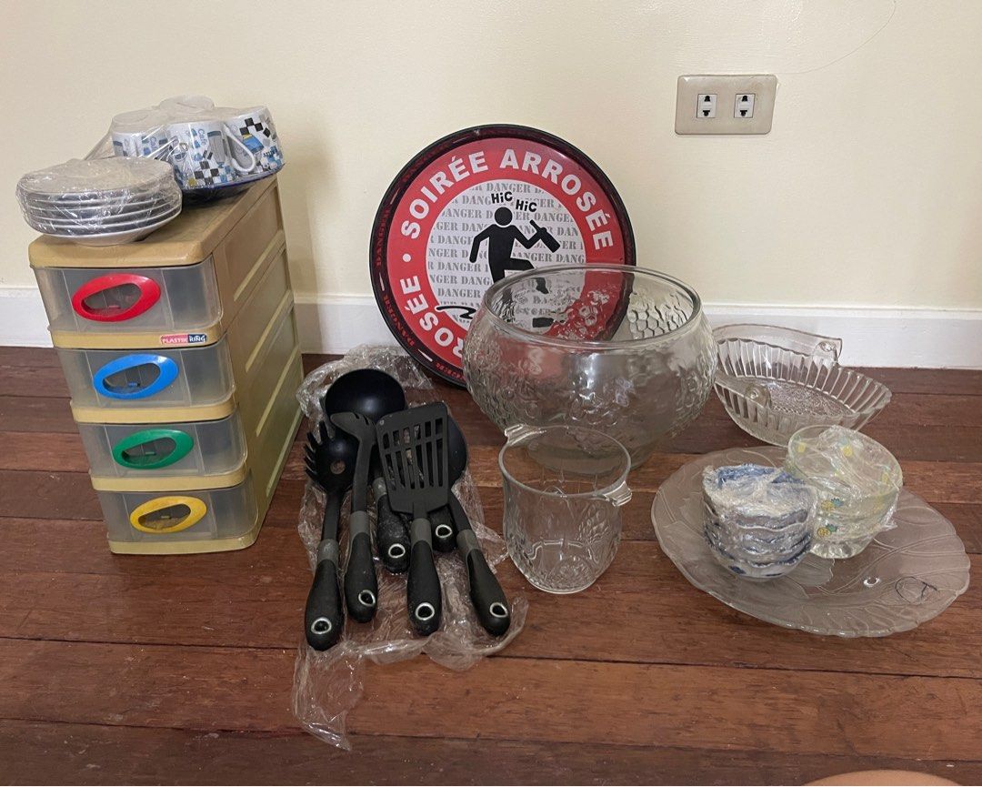 Assorted kitchenware (Category: Cookware & Accessories) located in Valenzuela. Submitted by patpeev (Listing ID 1326958859, Image 1). Description: Assorted kitchenware Php 500 Take all! 📍Valenzuela MOP: Gcash or Maya MOD: Pick up, Lalamove or J&T.