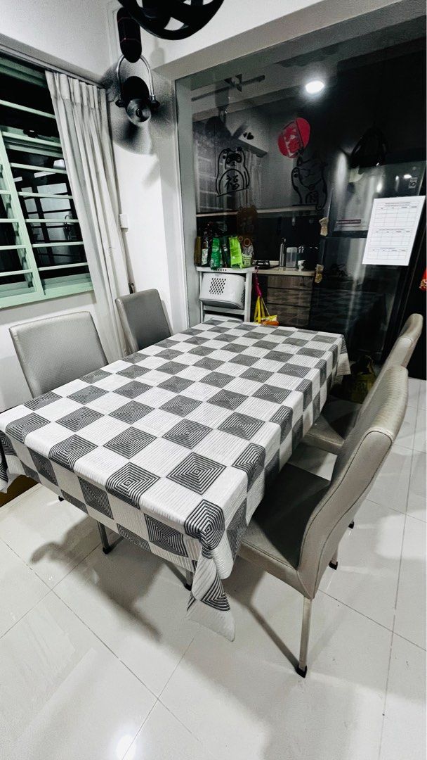 Dining Table (Category: Tables & Sets) located in Singapore. Submitted by randomloops (Listing ID 1324337769, Image 2). Description: Collect at Punggol .