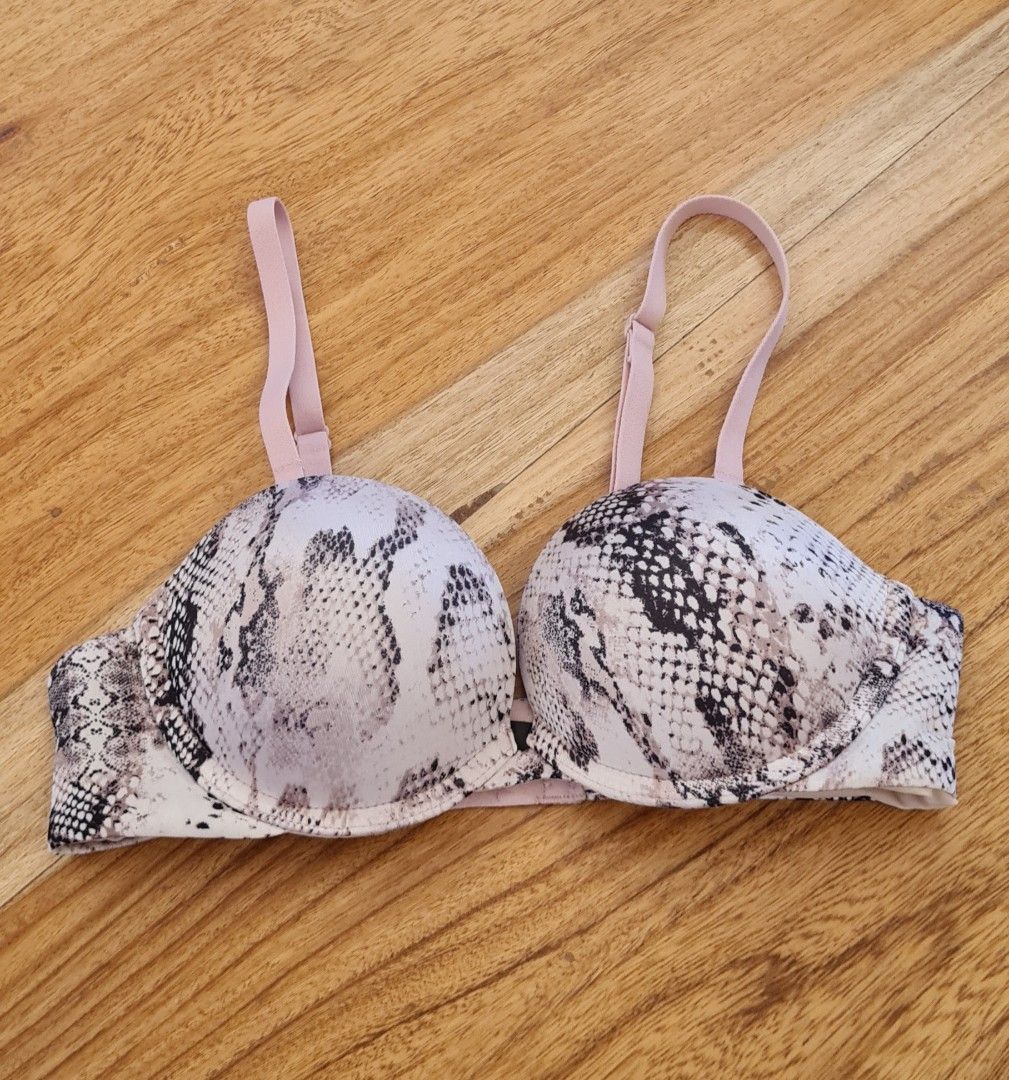 La Senza Up 2 Cups Strapless Bra (Category: Undergarments & Loungewear) located in Cavite. Submitted by helpusdeclutter (Listing ID 1326915124, Image 1). Description: La Senza Up 2 Cups Strapless Bra Store bought in Eastwood Mall for P2,995. Selling low for P1,000 only. Size 32B Color Pink with Snakeskin design In great condition. Material feels luxurious and you'll definitely feel sexy wearing it..