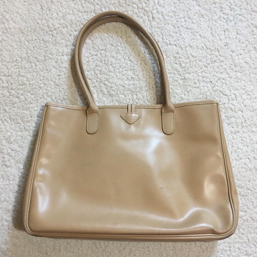 LONGCHAMP LONG HANDLE GLAZED ROSEAU (Category: Luxury Bags & Wallets) located in Quezon City. Submitted by shoppingiseasy (Listing ID 1326877763, Image 2). Description: LONGCHAMP LONG HANDLE GLAZED ROSEAU Authentic Scuffing on the piping and handle but manageable Length - 13.5 inches Height - 9.5 inches Width - 4.5 inches Selling 2,800 pesos Free shipping.